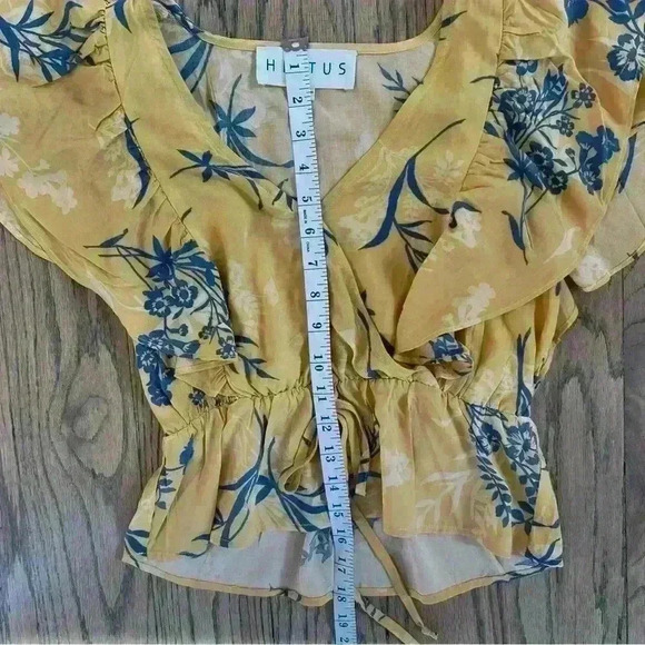 Hiatus Women’s Ruffle Layer Mustard Floral Crop Top Size Small - Picture 9 of 13